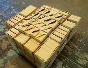 香港海關昨日（一月十二日）在屯門內河船碼頭海關驗貨場一個貨櫃內檢獲約五萬把以彈簧露出刀刃的刀，懷疑為違禁武器，估計市值約二百萬元。