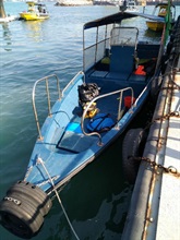 Hong Kong Customs yesterday (January 17) seized about 1 800 litres of suspected smuggled motor spirit with an estimated market value of about $30,000 and a duty potential of about $11,000. Photo shows the sampan connected with the case.
