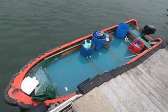 Hong Kong Customs and the Marine Police conducted a joint operation today (January 23) in the waters off Lau Fau Shan and seized about 556 kilograms of suspected smuggled kirin fruits and 430 suspected smuggled mobile phones with an estimated value of about $800,000. Photo shows the motorised sampan.