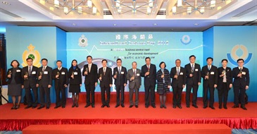 The Chief Secretary for Administration, Mr Matthew Cheung Kin-chung (eighth right), and the Commissioner of Customs and Excise, Mr Hermes Tang (eighth left), propose a toast at the 2018 International Customs Day reception today (January 26). Joining them are the President of the Legislative Council, Mr Andrew Leung (seventh right); the Secretary for Security, Mr John Lee (seventh left); the Secretary for Food and Health, Professor Sophia Chan (sixth right), the Acting Secretary for Commerce and Economic Development, Dr Bernard Chan (sixth left); the Deputy Director-General of the Economic Affairs Department and Head of Commercial Office of the Liaison Office of the Central People's Government in the Hong Kong Special Administrative Region, Mr Liu Yajun (fifth right); the Deputy Director-General of the Police Liaison Department of the Liaison Office of the Central People's Government in t