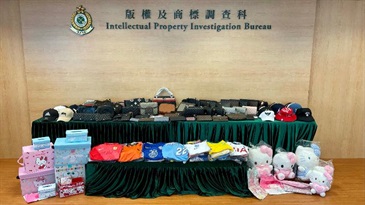 香港海關昨日（八月十二日）在旺角採取特別行動，打擊售賣冒牌物品活動，檢獲約三千七百件懷疑冒牌物品，估計市值約四十萬元。圖示部分檢獲的懷疑冒牌物品。