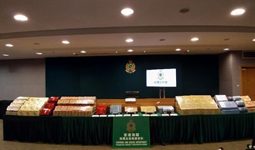 Hong Kong Customs mounted an operation yesterday (January 29) and smashed a criminal syndicate distributing and selling suspected counterfeit proprietary Chinese medicines. A total of about 3 900 boxes (140 000 capsules) and 500 bottles (28 litres) of suspected counterfeit proprietary Chinese medicines with an estimated market value of about $500,000 were seized.