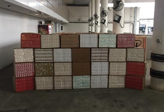 Hong Kong Customs yesterday (January 30) seized about 1.9 million suspected illicit cigarettes with an estimated market value of about $5.1 million and a duty potential of about $3.6 million from an incoming truck at Lok Ma Chau Control Point. Photo shows the suspected illicit cigarettes seized.