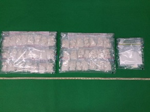 香港海關昨日（一月三十日）在大埔檢獲約一公斤懷疑霹靂可卡因（左及中）及約五十克懷疑可卡因（右），估計市值約一百四十萬元。