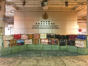 香港海關一月二十九日在屯門內河船碼頭海關驗貨場檢獲約五千個懷疑冒牌手袋及約一千個未列艙單的懷疑冒牌銀包，估計市值約八十五萬元。
