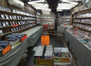 Hong Kong Customs yesterday (February 1) conducted an anti-piracy operation in Yau Ma Tei and Mong Kok, and seized about 18 000 suspected pirated optical discs and 14 000 suspected obscene optical discs with an estimated market value of about $900,000 from four shops.