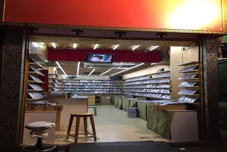 Hong Kong Customs yesterday (February 1) conducted an anti-piracy operation in Yau Ma Tei and Mong Kok, and seized about 18 000 suspected pirated optical discs and 14 000 suspected obscene optical discs with an estimated market value of about $900,000 from four shops.