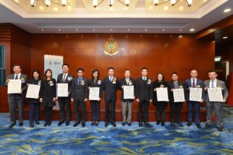 香港海关署理副关长谭溢强（中）与十间新确认为香港认可经济营运商的代表于今日（二月二日）的「香港认可经济营运商」证书颁发典礼合照。