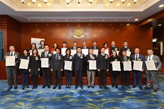 香港海關署理海關副關長譚溢強（前排中）與香港認可經濟營運商的代表於今日（二月二日）的「香港認可經濟營運商」證書頒發典禮合照。