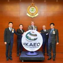 The Acting Deputy Commissioner of Customs and Excise, Mr Jimmy Tam (first left); the Senior Staff Officer of Supply Chain Security Management, Mr Mark Lee (first right); the Consul (Australian Border Force) of the Australian Consulate-General in Hong Kong, Mr Dean Hogarth (centre); the Customs Attaché of the Embassy of Malaysia in Beijing, Mr Misman Miskam (second right); and the Consul (Customs) of the Royal Thai Consulate-General in Hong Kong, Mr Senis Pattanasiri (second left), are pictured at the light-up ceremony signifying the full implementation of Mutual Recognition Arrangements today (February 2).