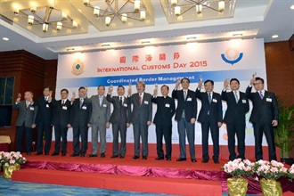 The Financial Secretary, Mr John C Tsang (sixth right), and the Commissioner of Customs and Excise, Mr Clement Cheung (sixth left), propose a toast at the 2015 International Customs Day reception today (January 26). Joining them are the President of the Legislative Council, Mr Jasper Tsang (fifth right); the Secretary for Security, Mr Lai Tung-kwok (fifth left); the Secretary for the Civil Service, Mr Paul Tang (fourth right); the Deputy Director-General of the Guangdong Sub-Administration of the General Administration of Customs of the People's Republic of China, Mr He Li (fourth left); and the directorate of Hong Kong Customs.