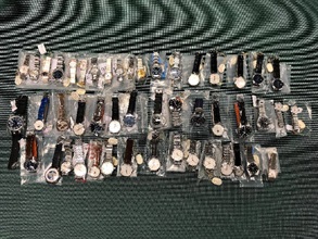 香港海關昨日（二月七日）進行反走私行動，檢獲四十八隻懷疑走私手錶，估計市值約二百萬元。