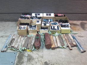 Hong Kong Customs and the Marine Police yesterday (March 2) seized a batch of suspected smuggled electronic goods, including 2 109 mobile phones, 120 tablets, 168 cameras, 176 pieces of camera accessories, and about 151 kilograms of suspected red sandalwood with a total estimated market value of about $5.1 million at Sham Wat Pier, Lantau Island.