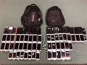 Hong Kong Customs yesterday (March 5) seized 312 suspected smuggled smartphones with an estimated market value of about $700,000 on board an outgoing tourist coach at Lok Ma Chau Control Point.