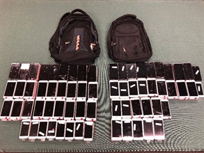 Hong Kong Customs yesterday (March 5) seized 312 suspected smuggled smartphones with an estimated market value of about $700,000 on board an outgoing tourist coach at Lok Ma Chau Control Point.