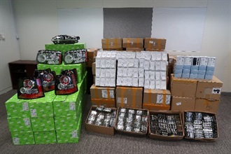 Hong Kong Customs yesterday (March 12) seized a batch of suspected smuggled goods, including 5 840 electronic products, 4 050 sets of smartphone accessories and 93 vehicle parts, with an estimated market value of about $7.6 million at Lok Ma Chau Control Point.