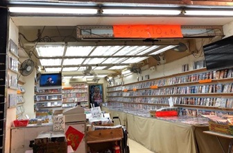 香港海關昨日（三月十四日）在油麻地及旺角採取反盜版行動，從四間店鋪檢獲約一萬七千隻懷疑盜版光碟和約八千隻懷疑色情光碟，估計市值約七十萬元。