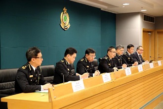 The Commissioner of Customs and Excise, Mr Clement Cheung (centre); the Deputy Commissioner, Mr Yu Koon-hing (third left); and other directorate officers attend the 2014 year-end review press conference today (February 10).