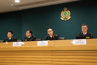 Mr Cheung (second right); Mr Yu (second left); the Assistant Commissioner (Excise and Strategic Support), Mr Fong Tai-wai (right); and the Assistant Commissioner (Intelligence and Investigation), Mr Ho Shi-king, at the press conference.