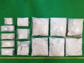 香港海关于三月十六日及昨日（三月十九日）进行的两次行动中，共检获约十四公斤怀疑可卡因，估计市值约一千四百万元。
