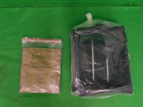 香港海關昨日（三月二十四日）在香港國際機場一個行李箱的暗格內檢獲約兩公斤懷疑甲基安非他命，估計市值約一百一十萬元。