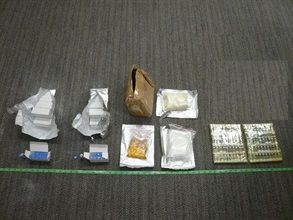 在物流公司检获的怀疑毒品。