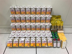 香港海關昨日（三月二十七日）採取行動，打擊售賣冒牌健康食品，檢獲一百零二盒懷疑冒牌保健沖劑，以及五十四件護膚產品，估計市值共約一萬二千元。