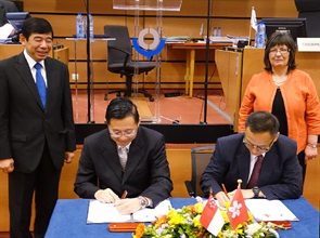 香港海關關長張雲正（右二）與新加坡關稅局局長何志鵬（左二）在世界海關組織議會主席Josephine Feehily（右一）及總幹事Kunio Mikuriya（左一）見證下，今日（六月二十七日）在比利時布魯塞爾簽訂互認安排。