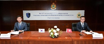 香港海關關長鄧以海（右）和韓國關稅廳廳長金榮文（左）今日（四月十日）簽訂中國－－韓國自由貿易協定有關原產地管理的合作及互助備忘錄。