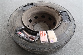 Hong Kong Customs seized 1 469 suspected smuggled smartphones at Shenzhen Bay Control Point yesterday (April 18) and today (April 19) with an estimated market value of about $5 million. A total of 1 008 smartphones were found inside a tire placed in the baggage compartment of an outgoing coach.