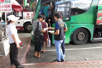 The Customs and Excise Department launched an operation codenamed "Blue Bird" today (April 27) to step up consumer protection work during the Labour Day Golden Week period. Photo shows customs officers at a cross-boundary coach station giving shoppers some smart tips.