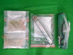 香港海关四月二十六日在香港国际机场检获约一点七公斤怀疑可卡因，估计市值约一百七十万元。