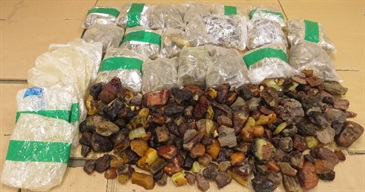 Hong Kong Customs yesterday (May 11) seized about 50 kg of suspected smuggled raw amber rock with an estimated market value of about $1.5 million at Shenzhen Bay Control Point.