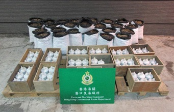 Hong Kong Customs today (May 15) seizes about 630 kilograms of suspected pangolin scales and 2 660kg of suspected smuggled mercury from a container with an estimated market value of about $1.4 million at the Tsing Yi Customs Cargo Examination Compound.