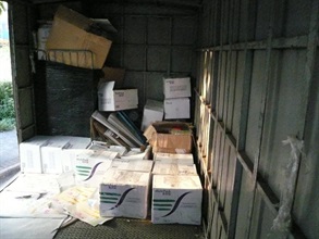 海关检获一批用作邮寄私烟的特快专递纸箱。