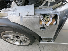 檢獲的中央處理器藏於私家車前翼子板下的暗格內。