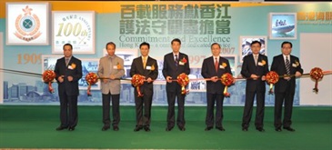 海關關長袁銘輝（中）今日（九月十五日）與海關首長級人員為香港海關百周年回顧展覽主持開幕禮。