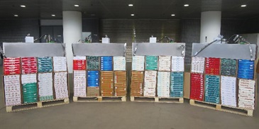 Hong Kong Customs yesterday (May 28) seized about 850 000 suspected illicit cigarettes with an estimated market value of about $2.3 million and a duty potential of about $1.6 million at Shenzhen Bay Control Point.