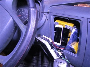 香港海关昨日（六月十一日）在文锦渡管制站，从一辆出境货柜车的驾驶室内检获二百二十一部怀疑走私手提电话及九十六件怀疑走私手提电话零件，估计市值约八十三万元。