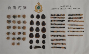 香港海關昨日（六月十七日）在香港國際機場檢獲約三點一公斤懷疑犀牛角切片，估計市值約六十二萬元。