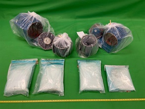 香港海關四月九日在香港國際機場檢獲約十一公斤懷疑可卡因，估計市值約九百六十萬元。圖示檢獲的懷疑可卡因和用作收藏毒品的電子發動機。
