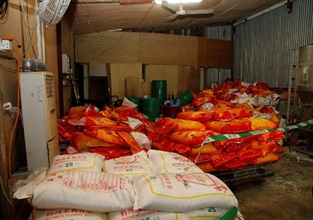 相香港海關今日（五月五日）在元朗逢吉鄉一個倉庫內檢獲一批懷疑冒牌米。