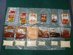 檢獲的可卡因毒品藏於醬料包內。