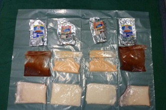 檢獲的可卡因毒品藏於醬料包內。