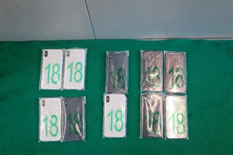 Hong Kong Customs seized a total of 320 computer central processing units, 300 computer rams, 10 smartphones and 6 350 grams of raw amber rock at Shenzhen Bay Control Point yesterday (June 26) and today (June 27) with an estimated market value of about $560,000. Photo shows smartphones seized.
