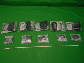 香港海關於六月二十七日檢查一件由盧旺達到港的包裹，在五個車輛倒後鏡內檢獲共約一點二公斤懷疑冰毒。