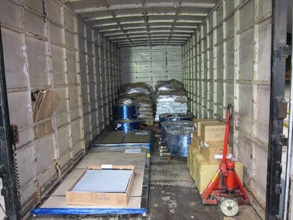 Hong Kong Customs yesterday (July 4) seized a batch of suspected smuggled goods with an estimated market value of about $900,000 from an outgoing lorry at Lok Ma Chau Control Point. Photo shows the suspected smuggled metal plates, polyester resins and electronic parts found inside the cargo compartment of the lorry.