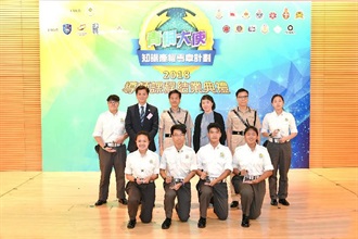 Hong Kong Customs today (July 14) held a graduation ceremony at the Customs Headquarters Building for the first Tutor Course of the Intellectual Property Rights Badge Programme for Youth Ambassador. Photo shows the Deputy Commissioner of Customs and Excise, Mr Lin Shun-yin (back row, third left); the Acting Deputy Director of Intellectual Property, Ms Joyce Poon (back row, third right); the Deputy Director of Public Prosecutions, Mr Martin Hui, SC (back row, second left); and the Assistant Commissioner of Customs and Excise (Intelligence and Investigation), Mr Ellis Lai (back row, second right), with the awarded trainees.