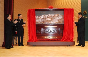 在行政长官曾荫权（左一）的见证下，袁铭辉接受由中华人民共和国海关总署副署长兼广东分署主任吕滨（右一）送赠的纪念品。