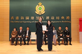 袁铭辉代表世界海关组织颁发「世界海关组织嘉许状」予建筑署署长刘赖筱韫。